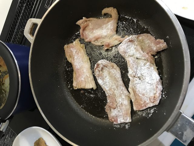 ヨシケイ夕食ネット日替豚肉のくわ焼き２人用メニュー豚肉のくわ焼き上からみた調理風景