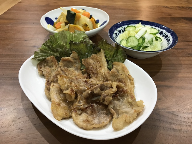 ヨシケイ夕食ネット日替わり豚肉のくわ焼き２人用メニュー盛り付け正面からの写真