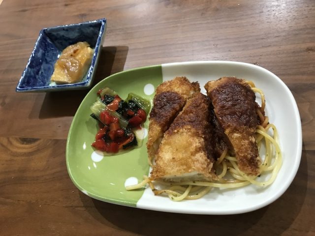 ヨシケイ夕食ネット楽らく味彩３食１人用鶏肉の玉子とじ３食目イカフライ盛り付け図
